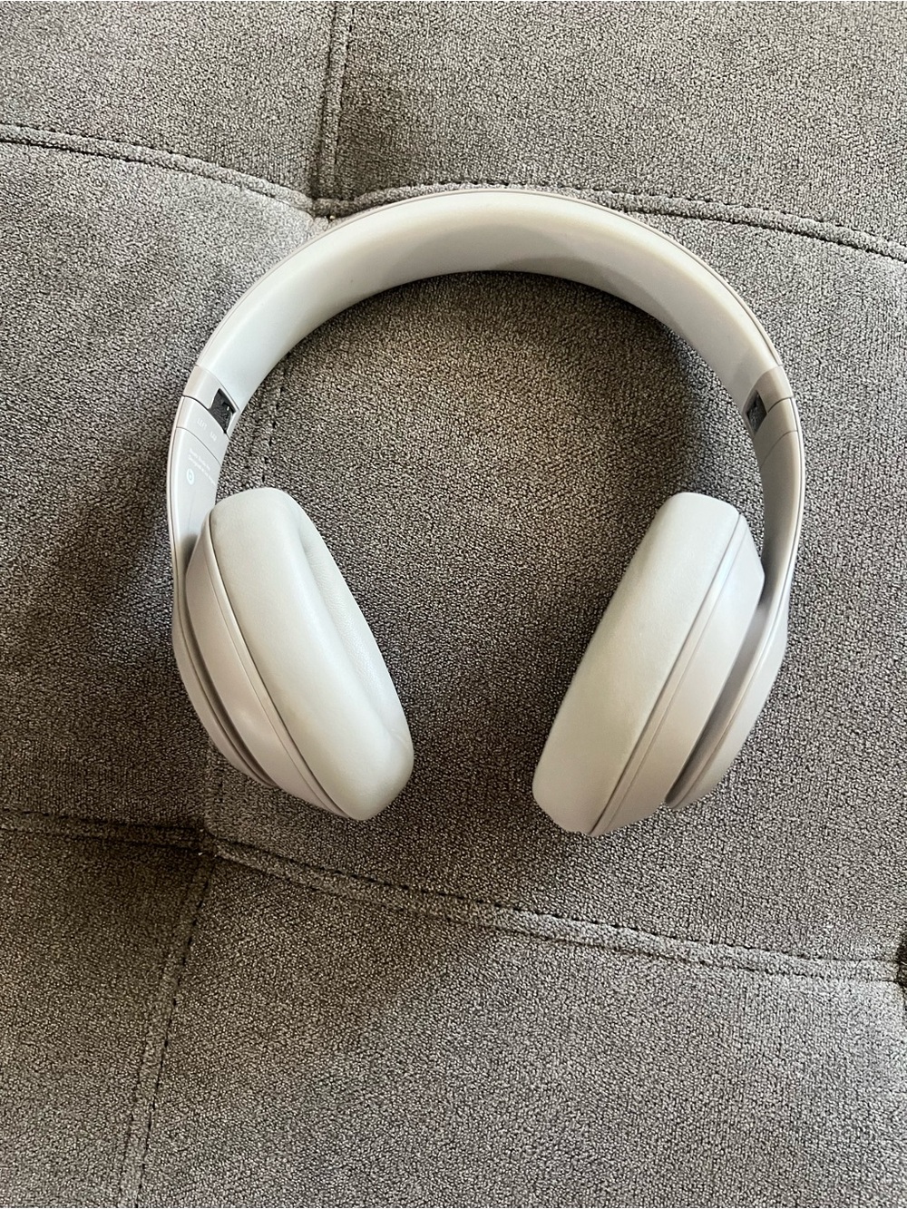 Beats by Dre Over-Ear Headphones in White with Black Case - Picture 2 of 6